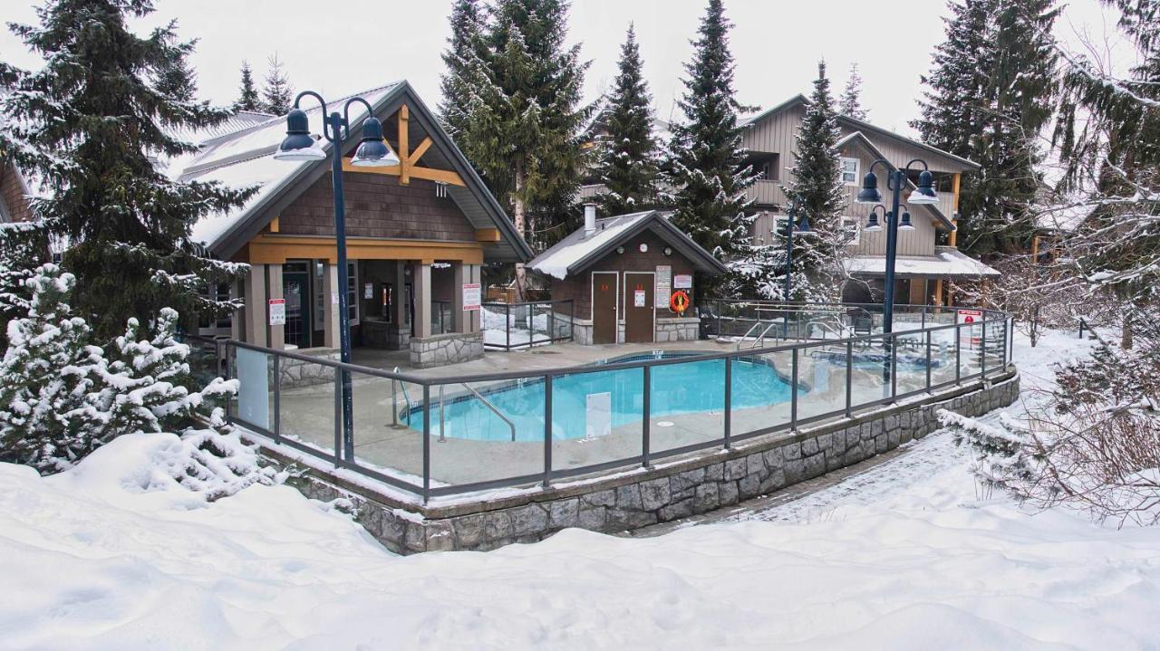 Attractive Townhouse In Whistler Village With Hot Tub المظهر الخارجي الصورة